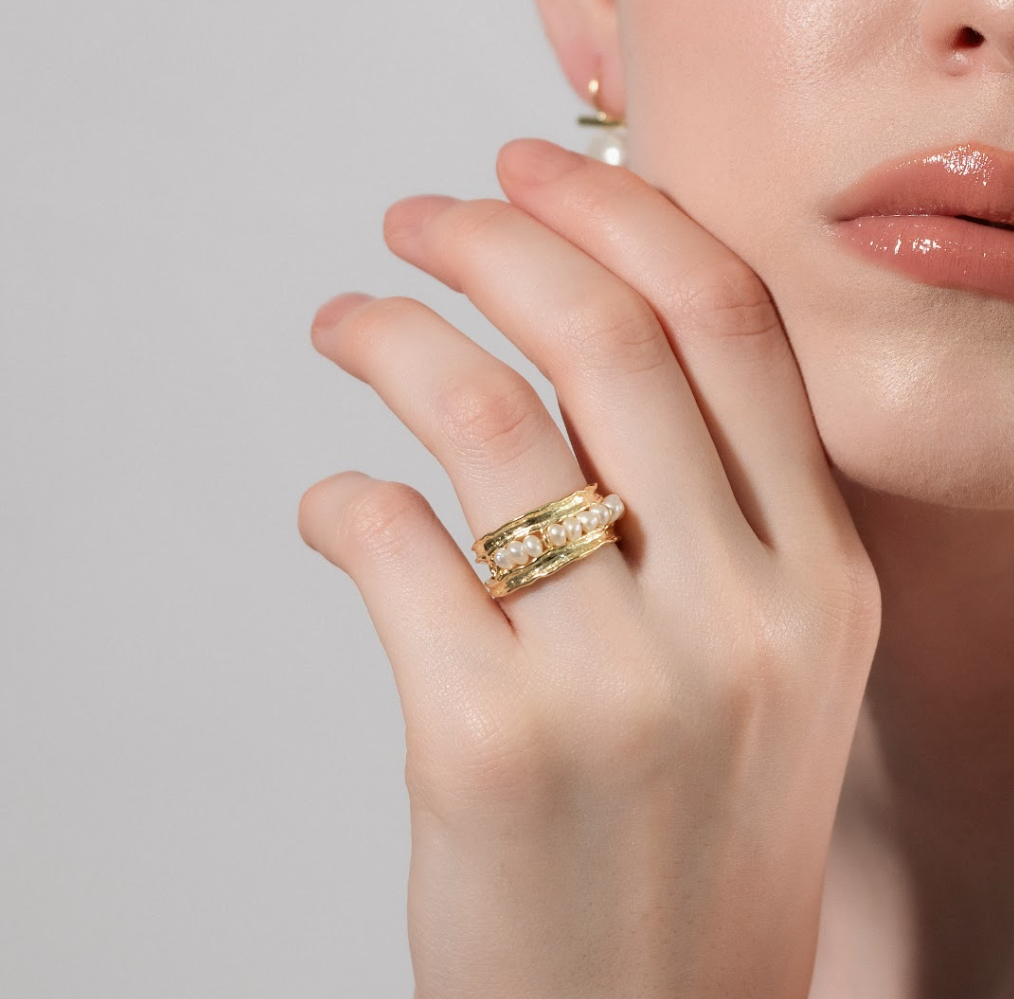 Whispered Crest Ring